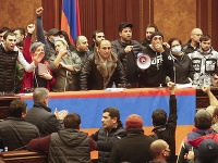 Ľudia protestujú proti podpísaniu dohody o ukončení vojny v Karabachu po tom, čo sa vlámali do budovy parlamentu 10. novembra 2020 v Jerevane.