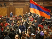 Ľudia protestujú proti podpísaniu dohody o ukončení vojny v Karabachu v budove parlamentu 10. novembra 2020 v Jerevane.