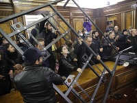 Ľudia protestujú proti podpísaniu dohody o ukončení vojny v Karabachu po vlámaní sa do vládnej budovy 10. novembra 2020 v Jerevane.