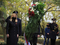 Prezidentka SR Zuzana Čaputová počas pietneho aktu kladenia venca k Centrálnemu krížu na Vojenskom cintoríne Petržalka – Kopčany