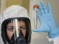 Zamestnankyňa drží novú vakcínu v ústave epidemiologického a mikrobiologického výskumu Nikolaja Gamaleja v Moskve