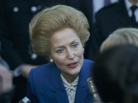 Gillian Anderson ako Margaret Thatcher.
