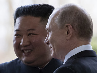 Ruský prezident Vladimir Putin so severokórejským vodcom Kim Čong-unom si mali najať špiónov na získanie informácií o vakcíne. Ruský prezident Vladimir Putin so severokórejským vodcom Kim Čong-unom si mali najať špiónov na získanie informácií o vakcíne.