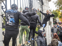 Protestujúci pred Úradom vlády SR počas neohlásenej protivládnej demonštrácie v októbri. Protestujúci pred Úradom vlády SR počas neohlásenej protivládnej demonštrácie v októbri.