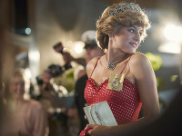 Emma Corrin ako Lady Diana v seriáli Koruna (The Crown)