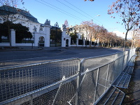 Na snímke kovové zátarasy pred Úradom vlády SR v Bratislave, kde sa očakáva protest