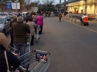 Rad pred potravinami v českých Otrokoviciach Rad pred potravinami v českých Otrokoviciach