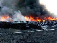 Takmer tridsiatka profesionálnych a dobrovoľných hasičov momentálne zasahuje pri požiari v obci Lok v časti Horný Majer v okrese Levice