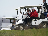 Americký prezident Donald Trump išiel uprostred summitu G20 hrať golf
