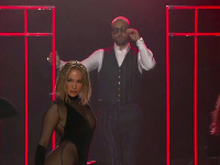 Jennifer Lopez a Maluma počas svojho vystúpenia. 