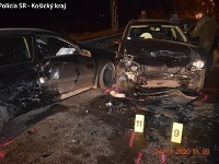 Pri dvojnásobnej nehode utrpel jeden z účastníkov ťažké zranenia Pri dvojnásobnej nehode utrpel jeden z účastníkov ťažké zranenia