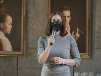 Ministerka kultúry Natália Milanová sa pred štartom inscenácie postavila na javisko.