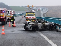 Požiar auta na rýchlostnej ceste R1 pri Nitre Požiar auta na rýchlostnej ceste R1 pri Nitre