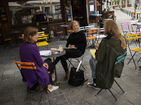 Ľudia v Belgicku môžu navštevovať kaviarne a reštaurácie