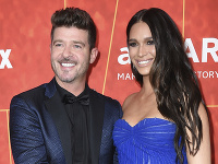 Robin Thicke so snúbenicou April Love Geary. Robin Thicke so snúbenicou April Love Geary.