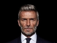 David Beckham má šarm aj ako 70-ročný starý pán. 