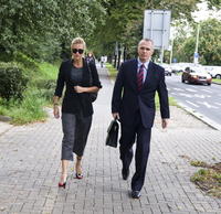 Smutná Rolins  spolu so svojím právnikom Robertom Vladykom kráčajú na výsluch.