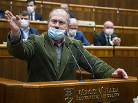 Poslanec Marian Kotleba odmietal opustiť rečnícky pult