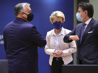 Zľava maďarský premiér Viktor Orbán, predsedníčka Európskej komisie Ursula von der Leyenová a taliansky premiér Giuseppe Conte Zľava maďarský premiér Viktor Orbán, predsedníčka Európskej komisie Ursula von der Leyenová a taliansky premiér Giuseppe Conte