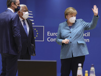 Nemecká kancelárka Angela Merkelová máva, vľavo grécky premiér Kyriakos Mitsotakis a uprostred portugalský premiér Antonio Costa