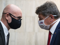 Minister školstva Branislav Gröhling a vpravo predseda Odborového zväzu pracovníkov školstva a vedy na Slovensku Pavel Ondek Minister školstva Branislav Gröhling a vpravo predseda Odborového zväzu pracovníkov školstva a vedy na Slovensku Pavel Ondek
