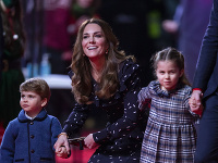 Vojvodkyňa Kate s dcérkou Charlotte a synom Louisom. 
