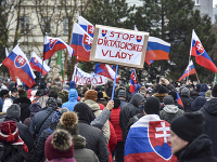 Protivládny protest pred Prezidentským palácom na Hodžovom námestí v Bratislave