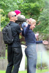 Dara Rollins s priateľom Matějom Homolom a dcérkou na romantickej prechádzke.