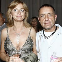 Pri podnikateľovi stojí jeho manželka Monika Flašíková-Beňová.