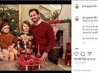 Švédsky princ s manželkou zverejnili takúto krásnu vianočnú fotku, na ktorej sa brunetke pod oblečením črtá tehotenské bruško. 
