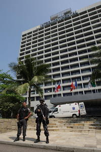 Polícia zabezpečila okolie hotela