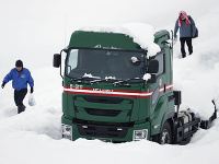Približne 1000 vozidiel uviazlo v dôsledku výdatného sneženia na rýchlostnej ceste v japonskej prefektúre Niigata severne od metropoly Tokio.