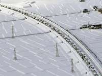 Približne 1000 vozidiel uviazlo v dôsledku výdatného sneženia na rýchlostnej ceste v japonskej prefektúre Niigata severne od metropoly Tokio.