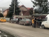Polícia vykonáva fyzicky stráženie všetkých osôb, ktoré žijú v rómskej osade v obci Ratnovce v okrese Piešťany