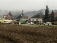 Polícia vykonáva fyzicky stráženie všetkých osôb, ktoré žijú v rómskej osade v obci Ratnovce v okrese Piešťany