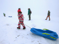 Deti sa sánkujú na svahu lyžiarskeho strediska Ski Králiky pri Banskej Bystrici