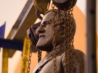 Z budovy Kapitolu odstránili sochu konfederačného generála Z budovy Kapitolu odstránili sochu konfederačného generála