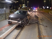 Havarované vozidlo na električkovej trati Havarované vozidlo na električkovej trati