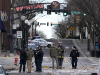 Troch zranených si vyžiadal silný výbuch, ktorý dnes otriasol centrom amerického mesta Nashville v štáte Tennessee.