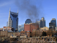 Troch zranených si vyžiadal silný výbuch, ktorý dnes otriasol centrom amerického mesta Nashville v štáte Tennessee.