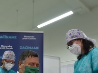 Na snímke infektológ Vladimír Krčméry ako prvý Slovák počas očkovania proti ochoreniu COVID-19 v Nitre