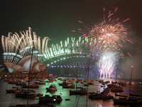Ohňostroj exploduje nad budovou Opery a mostom Sydney Harbour počas novoročných osláv v austrálskom Sydney