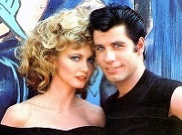 Olivia Newton John a herecký kolega John Travola v kultovej Pomáde. Olivia Newton John a herecký kolega John Travola v kultovej Pomáde.
