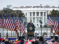 Americký prezident Donald Trump hovorí počas zhromaždenia pred Bielym domom vo Washingtone