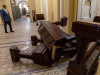 Po útoku demonštrantov zostali v Kapitole viditeľné škody. Tento záber vznikol vo štvrtok skoro ráno.