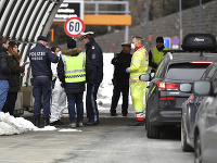 Rakúsko od soboty dočasne sprísňuje kontroly na hraniciach so Slovenskom, ale aj Českom. Rakúsko od soboty dočasne sprísňuje kontroly na hraniciach so Slovenskom, ale aj Českom.