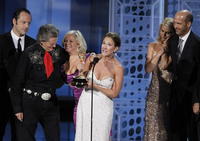 Emily Gerson Saines dostáva cenu Emmy za najlepší televízny film
