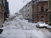 Tisíce domácností na severe Švédska a juhu Fínska sa po výdatnom snežení ocitli v stredu bez elektriny. Na snímke hromada snehu vo švédskom meste Sundsvall.