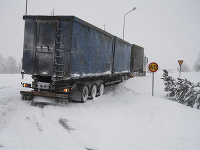 Tisíce domácností na severe Švédska a juhu Fínska sa po výdatnom snežení ocitli v stredu bez elektriny. Na snímke uviaznutý kamión v snehu vo švédskom meste Umeaa.