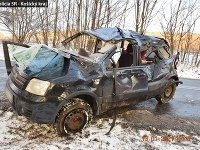 Slováci podľa polície podceňujú sneh a ľad na cestách: Výsledkom môže byť rozbité auto, v horšom prípade tragédia.